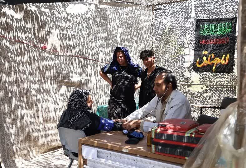 خدمت به زائرین رضوی در موکب مدافعان آسمان مشهد