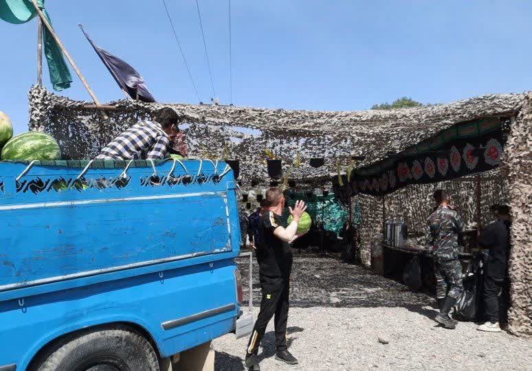 خدمت به زائرین رضوی در موکب مدافعان آسمان مشهد