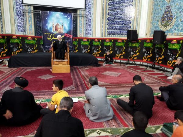 تقوا و مردمداری ویژگی طلاب باشد