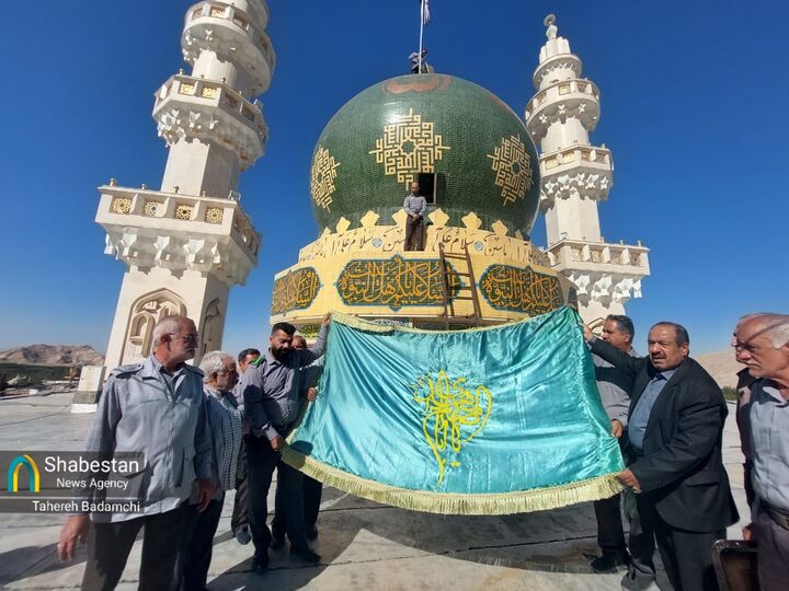 تعویض پرچم گنبد مسجد صاحب‌الزمان عجل‌الله کرمان همزمان با ۹ ربیع‌الاول