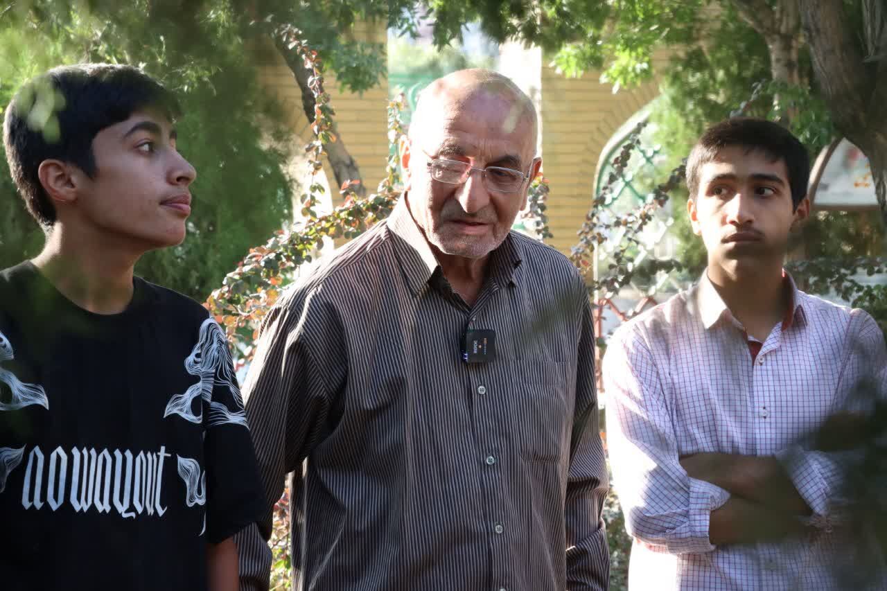 پیاده روی معنوی از مسجد تا امامزاده رسمی که شهید انصاری پایه گذاری کرد