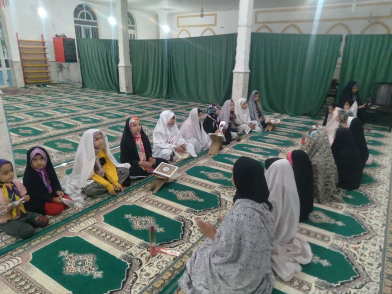 ارائه مشاوره تحصیلی به بچههای مسجد توسط کانون جنت الحسین(ع)