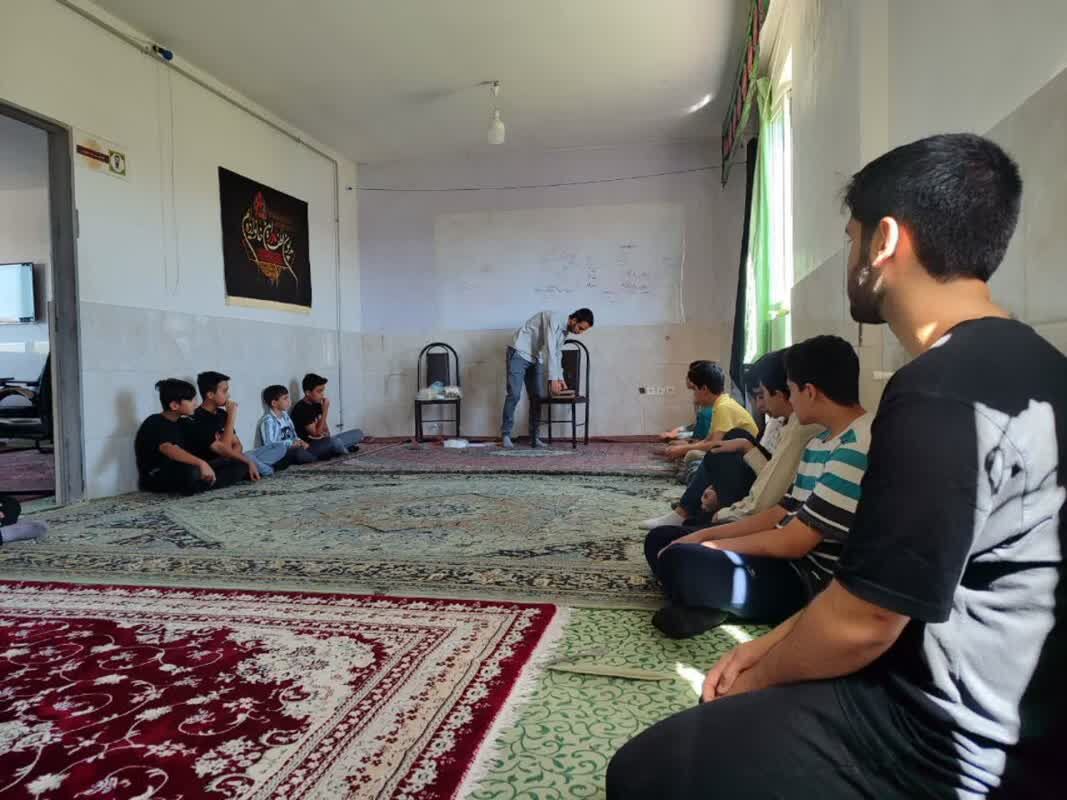 اهتزار پرچم علم از بام مساجد به همت نخبگان کانون سید احمد خمینی در زنجان