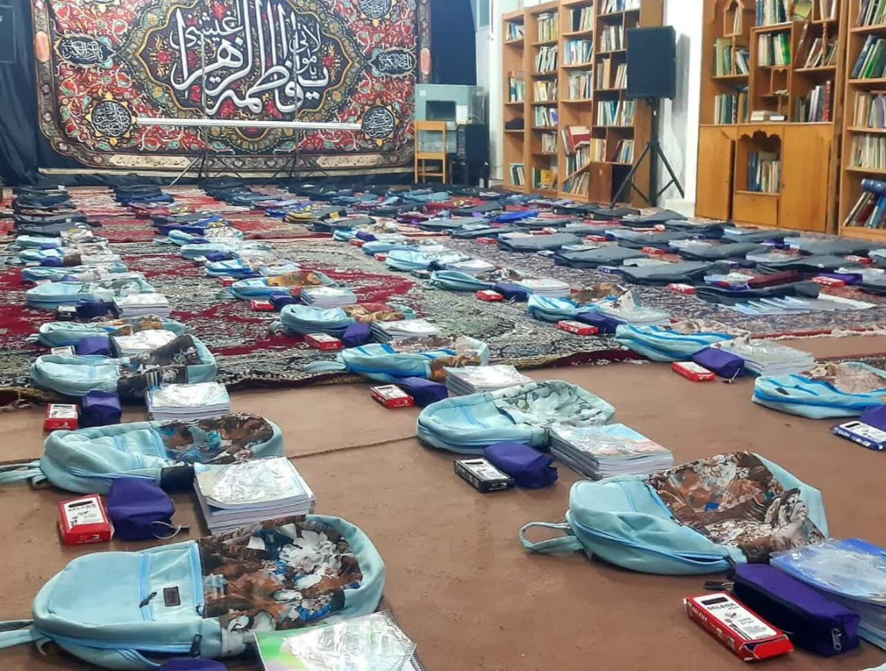 توزیع ۱۰۰ بسته لوازم التحریر بین دانش آموزان نیازمندان در مسجد النبی طاقبستان