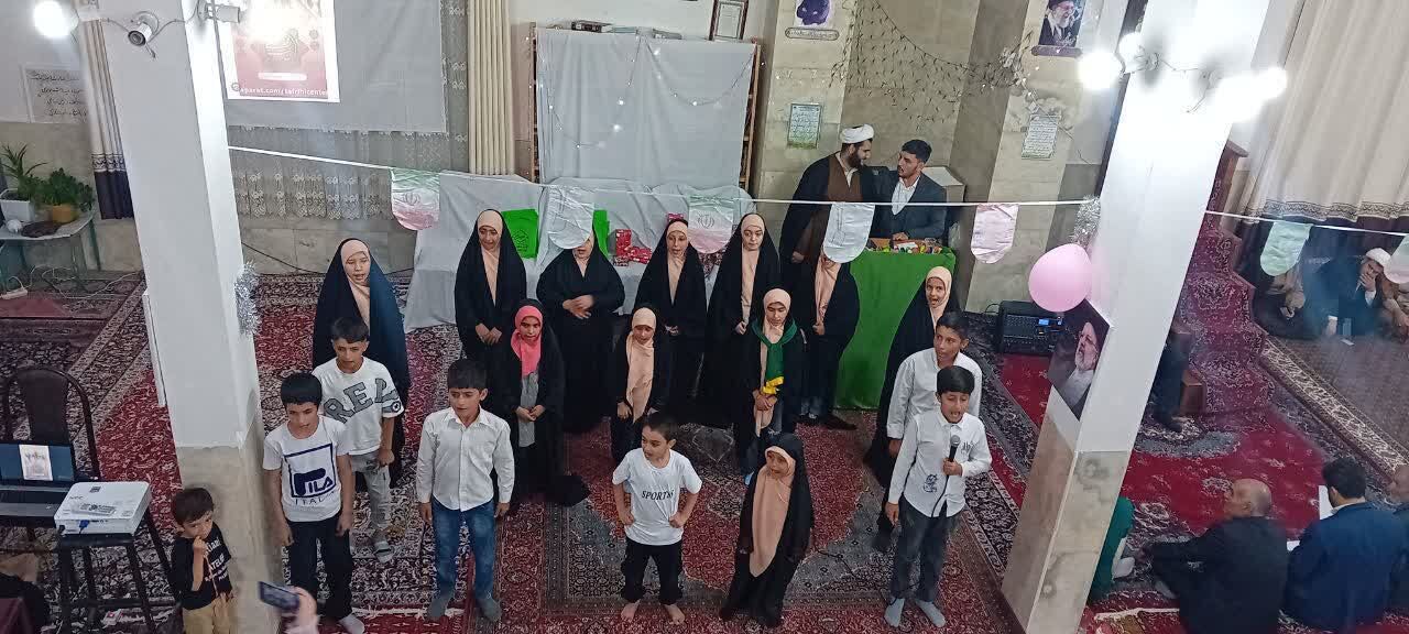 آموزش درسهای وحدت آفرین به بچههای مسجدی روستای بیانلو