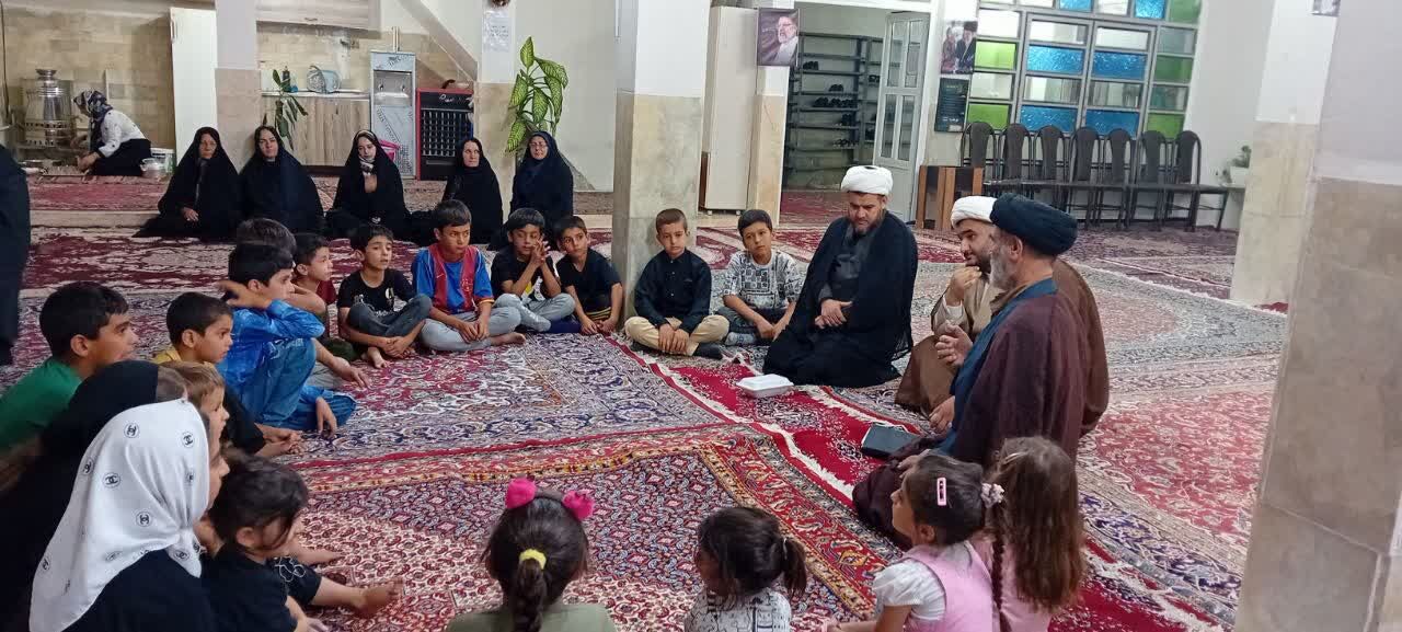 آموزش درسهای وحدت آفرین به بچههای مسجدی روستای بیانلو