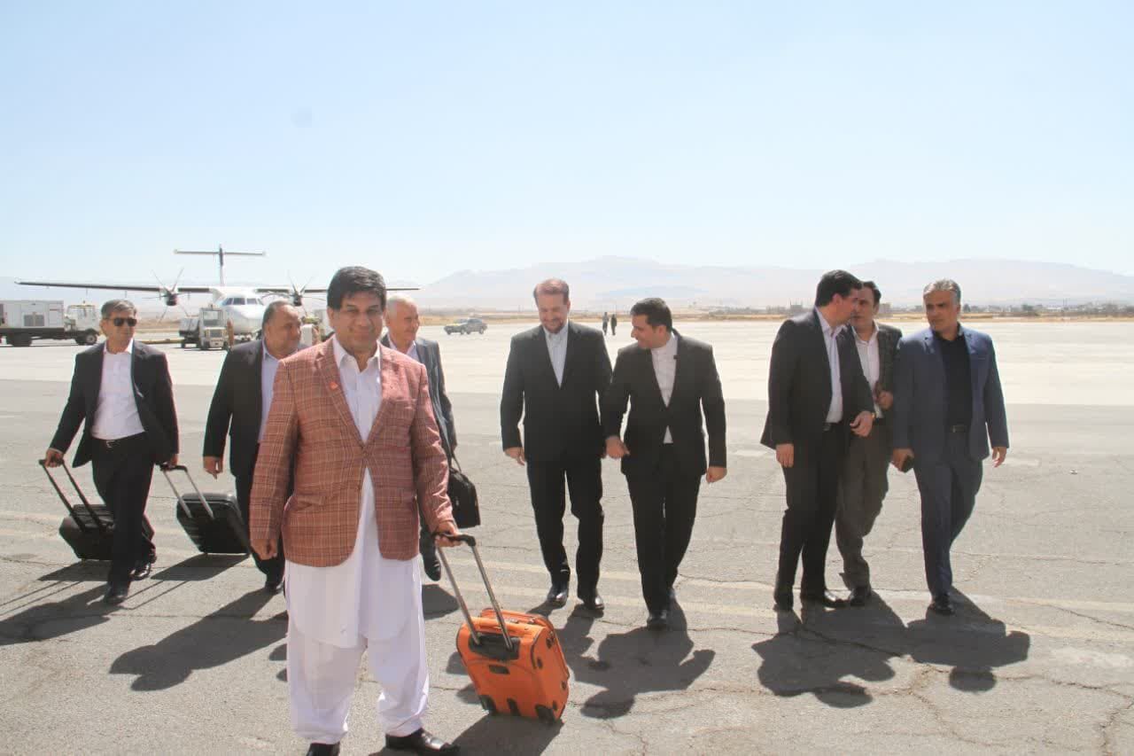 ورود مهمانان جشنواره بینالمللی شاهنامه خوانی و نقالی تاق بستان به کرمانشاه