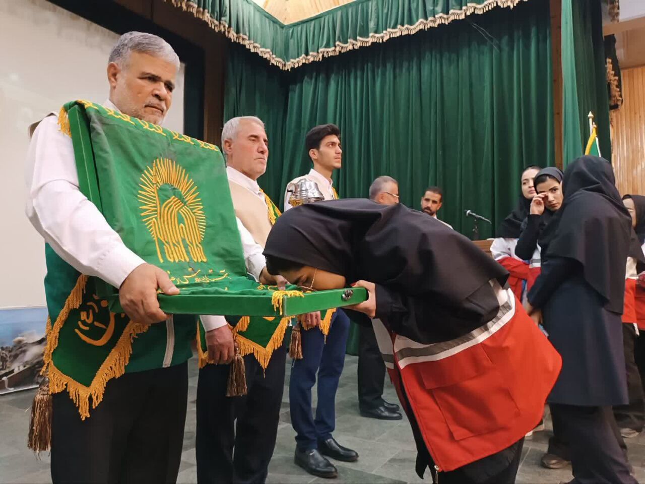 خدمت رسانی بیش از ۳۵۰ نفر از اعضای جمعیت هلال احمر استان مرکزی در همایش اربعین