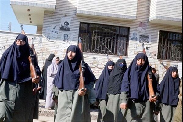 بانوان ایلامی زیر بمباران دشمن شهر را ترک نمیکردند