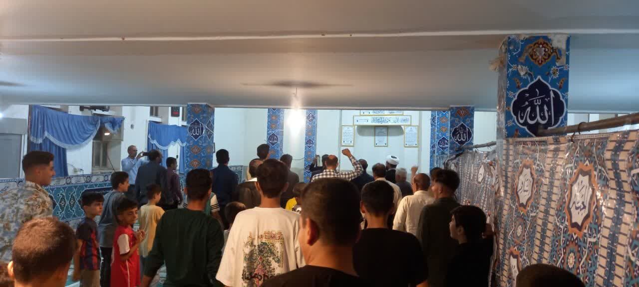 طنین شعار مرگ بر اسرائیل در مسجد قمربنی هاشم(ع) شهرستان گیلانغرب