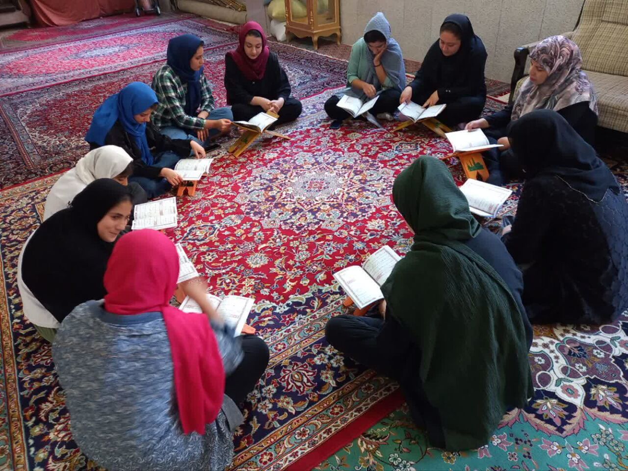بانوان مسجدی پیشتاز در یادگیری قرآن کریم/نور قرآن در کانون فرهنگی ایمان میدرخشد