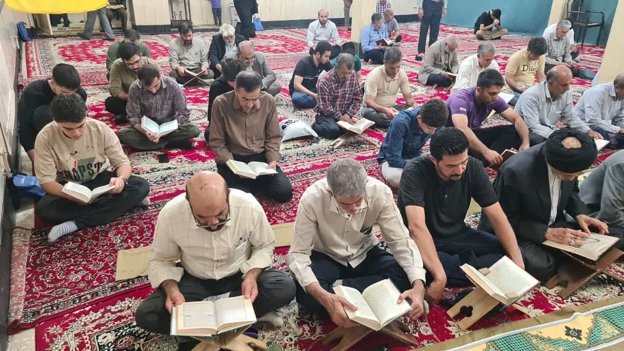 محفل انس با قرآن کریم در گرامیداشت شهدای مقاومت در خرمآباد برگزار شد