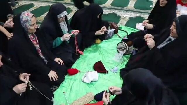 بانوان مسجد موسی بن جعفر(ع) اهواز رج به رج را به امید پیروزی جبهه مقاومت میبافند