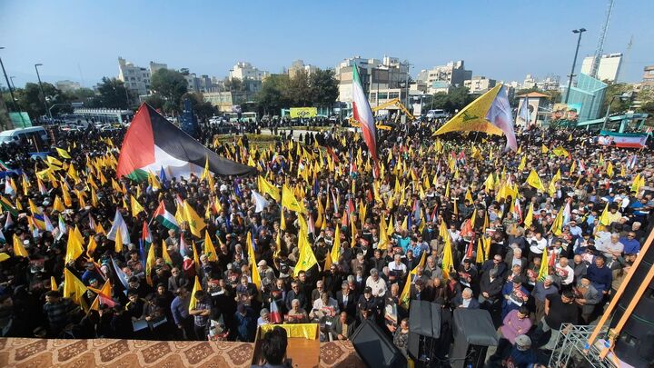 پیکر شهید نیلفروشان در حرم رضوی طواف داده شد