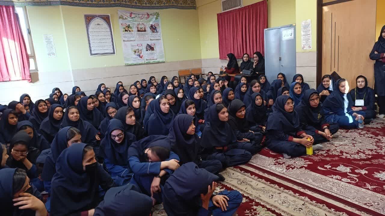 دختران دانشآموز کاشانی با دلایل عقلی و روانشناسی حجاب آشنا شدند