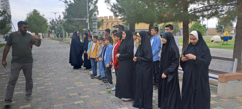نوجوانان مسجدی گرد هم آمدند