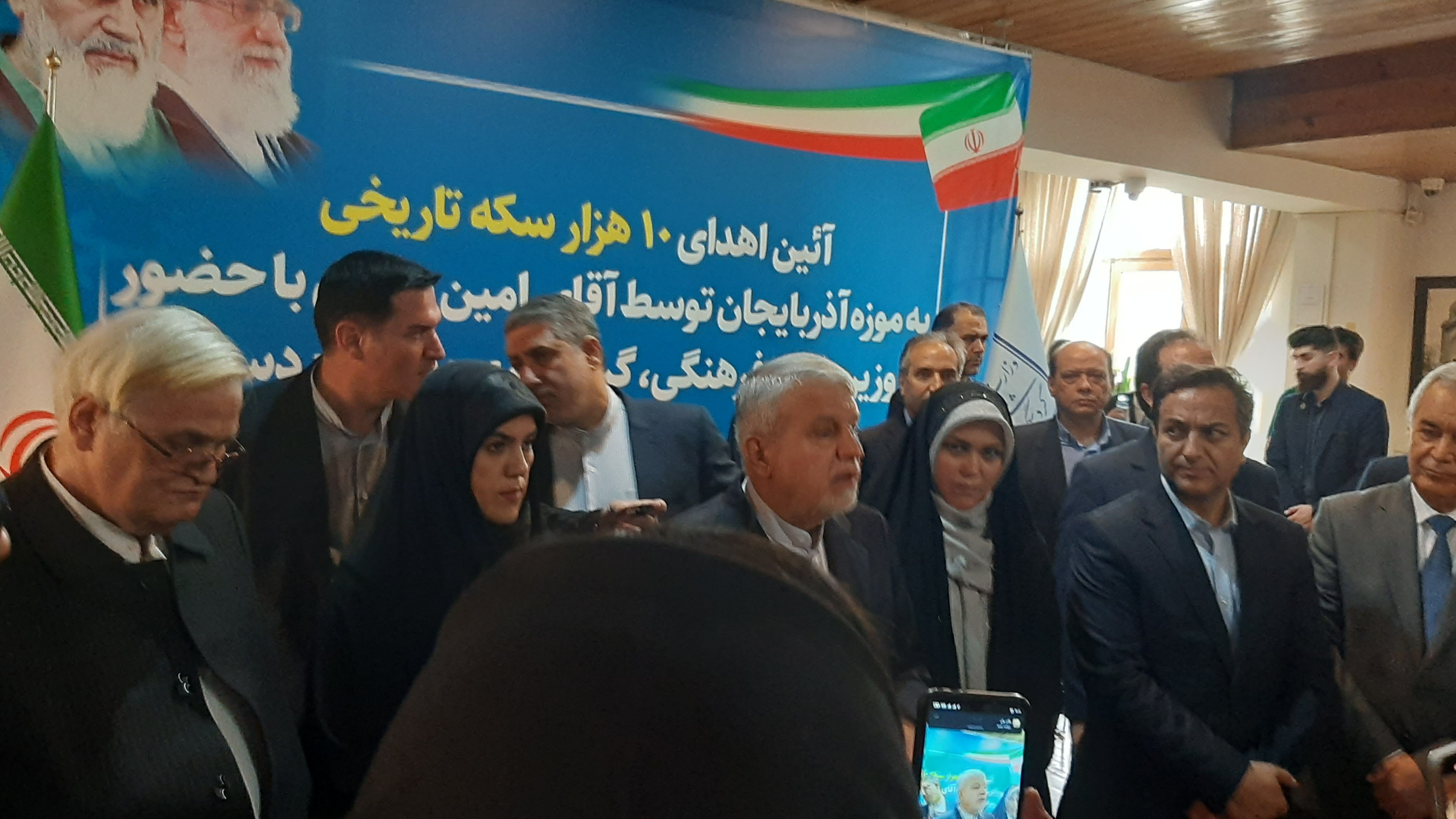 اهداء سکه های تاریخی از دوران باستان تا دوران اسلامی به موزه آذربایجان