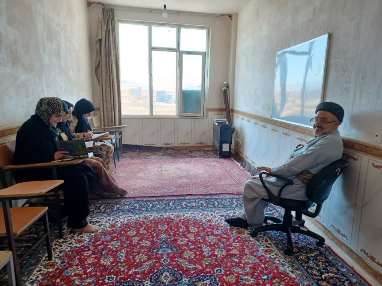 بازدید و سرکشی مدیر مدرسه علوم دینی از طلاب مدرسه علوم دینی امام شافعی درروانسر