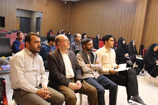 تربیت نوجوان هنرمند متعهد انقلابی در اولویت کانونهای مساجد باشد