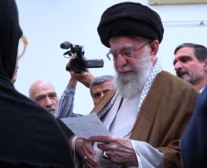 ماجرای نامه‌ای که دختر خردسال شهید معصومه کرباسی در دیدار اخیر به رهبر انقلاب داد