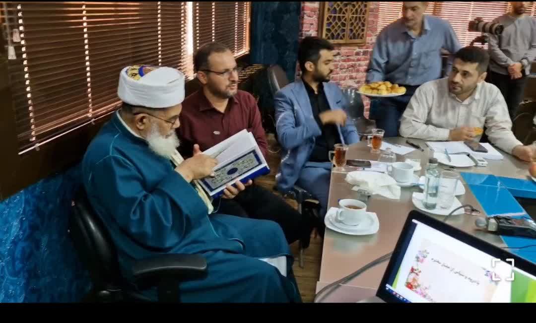 اهدا یک جلد قرآن کریم با ترجمه گیلکی به رهبر انصارالله یمن