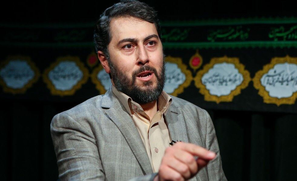 احمد بابایی: شعر در اندیشه رهبر شهید ثروت ملی و ستون هویت ایرانی است