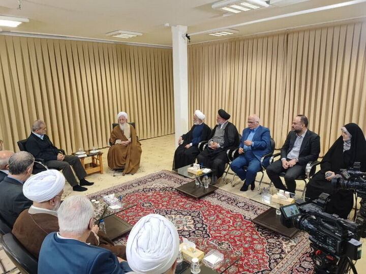 دیدار رئیس جمهور با آیت الله جوادی آملی/تاکید بر حل مشکلات اقتصادی و گرانیها