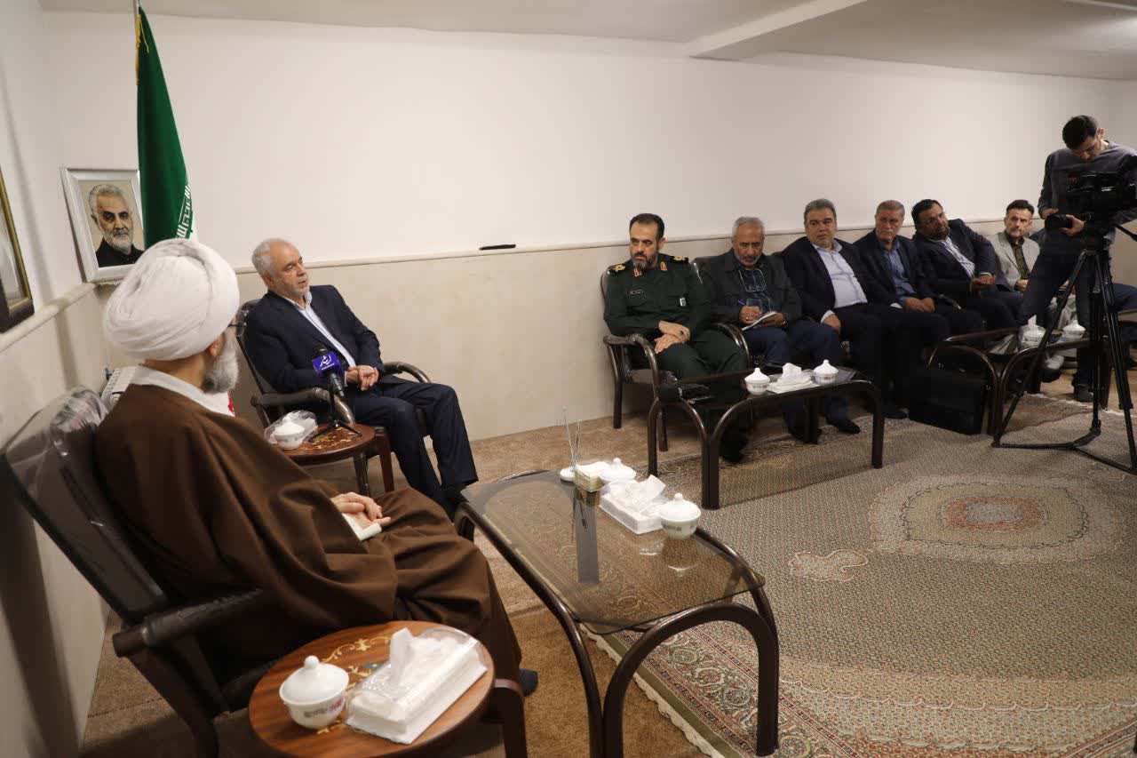 فضیلت خدمت به خانواده شهدا بسیار افضل است