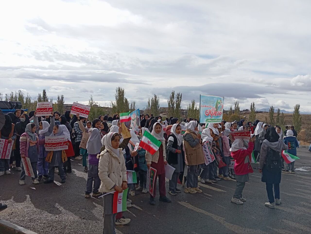 حضور باشکوه بچه‌های مسجدی روستای مالوجه در راهپیمایی ۱۳ آبان