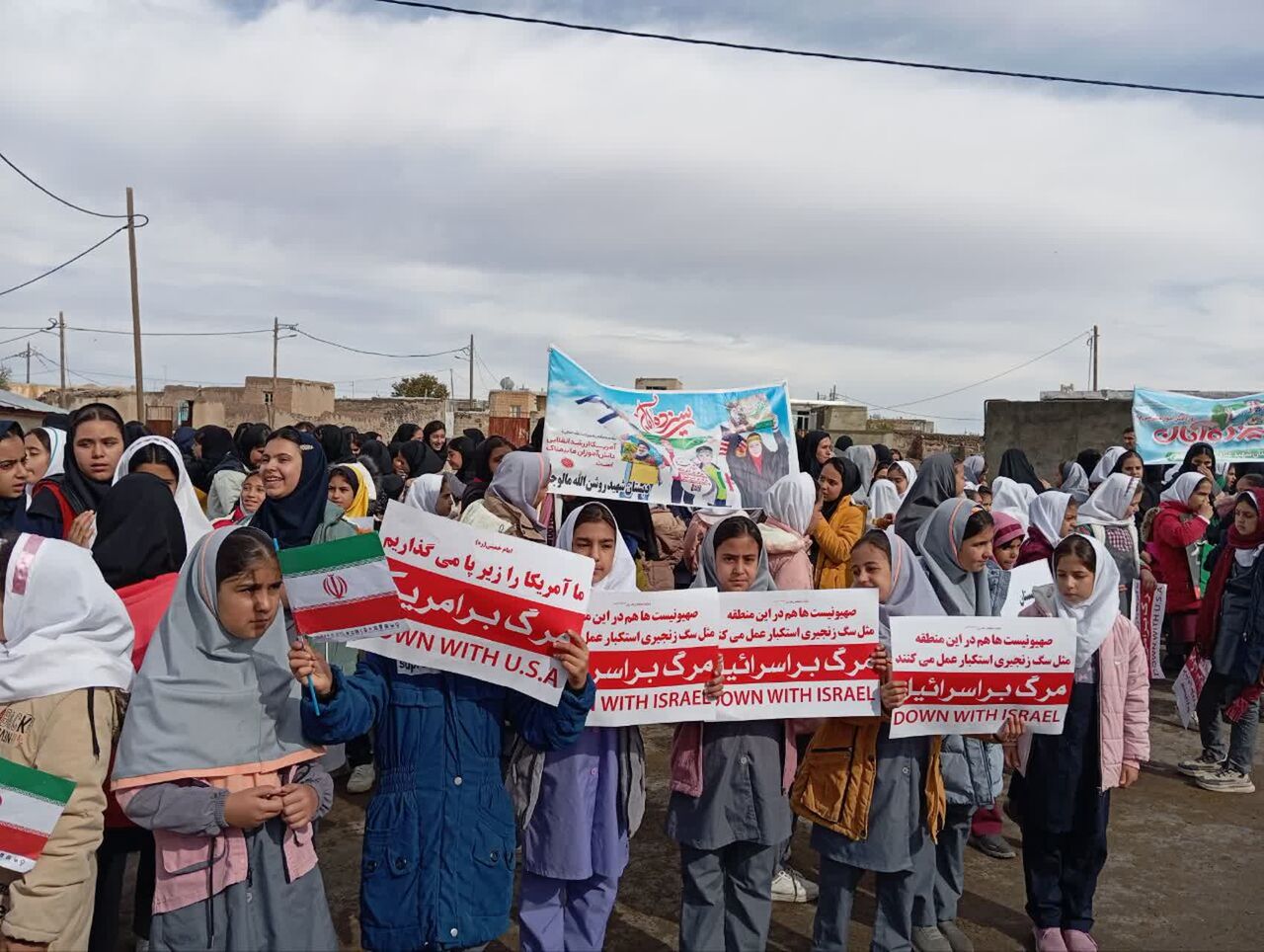 حضور باشکوه بچه‌های مسجدی روستای مالوجه در راهپیمایی ۱۳ آبان