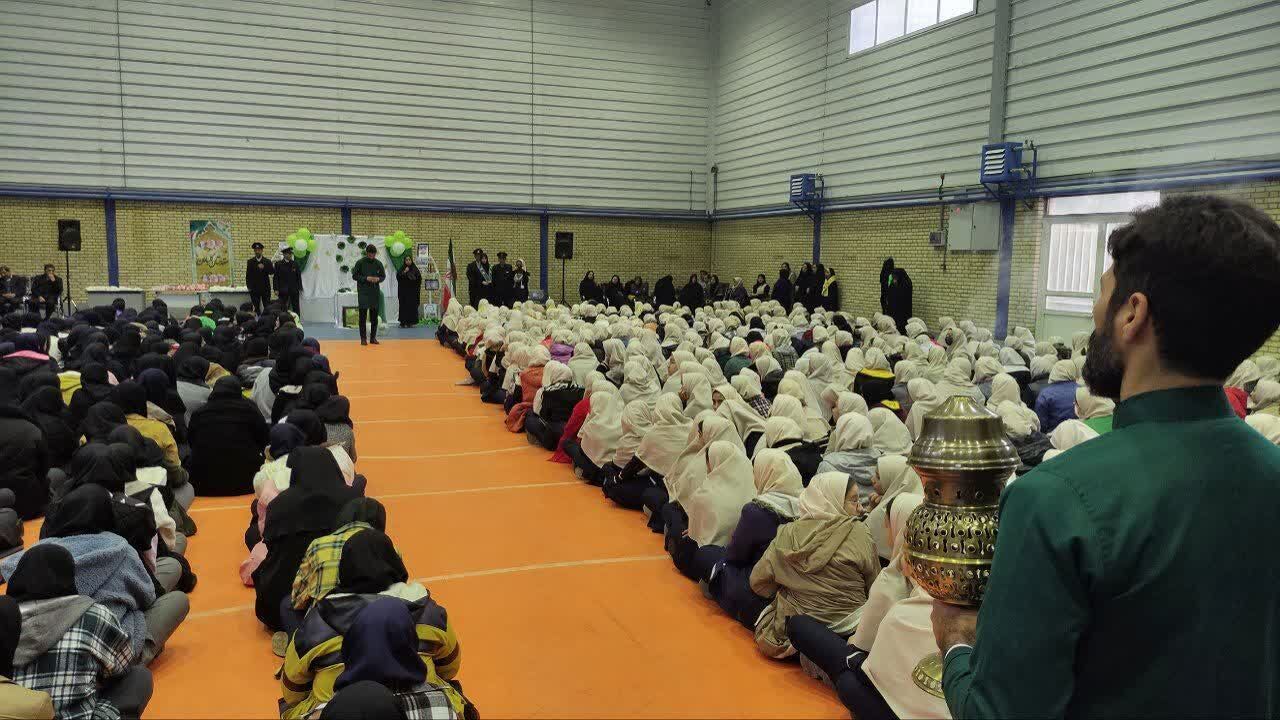 دختران دانشآموز حاشیه شهر مشهد مهمان سفره متبرک حضرت رضا(ع) شدند