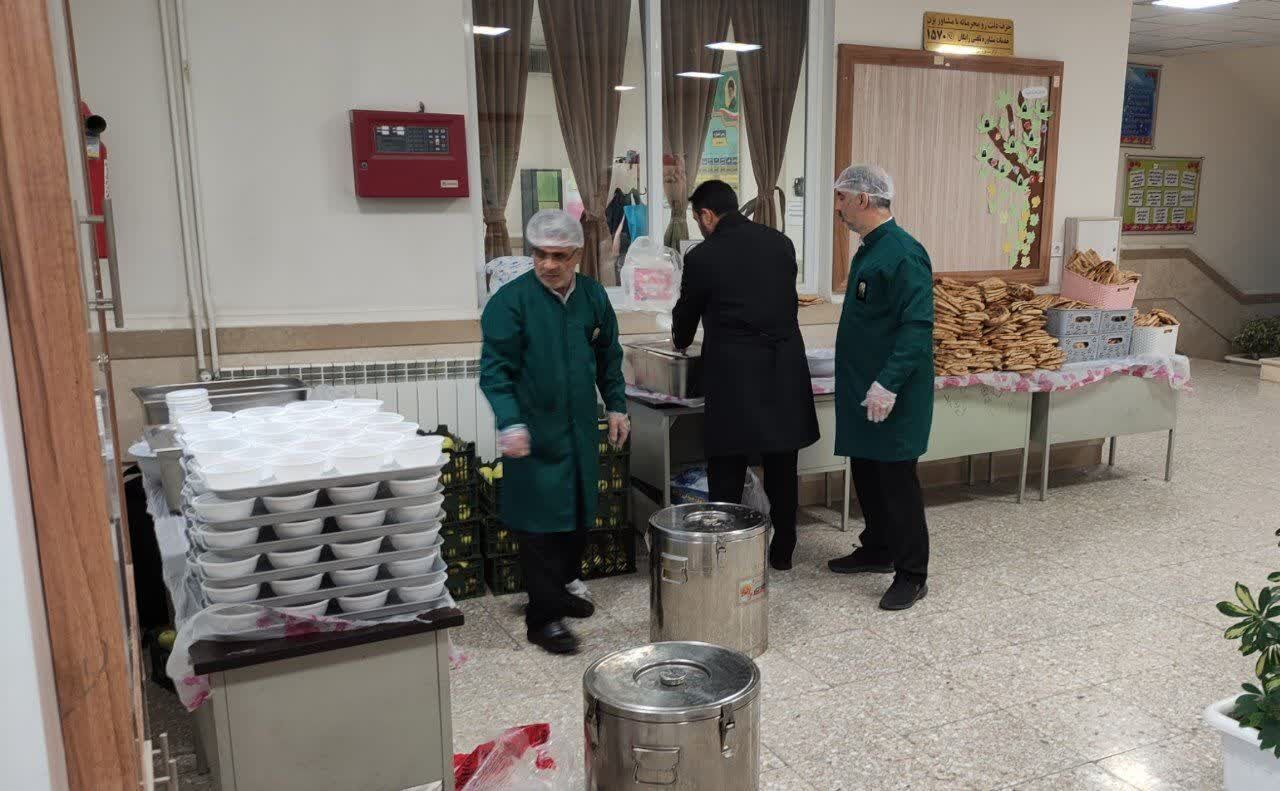 دختران دانشآموز حاشیه شهر مشهد مهمان سفره متبرک حضرت رضا(ع) شدند