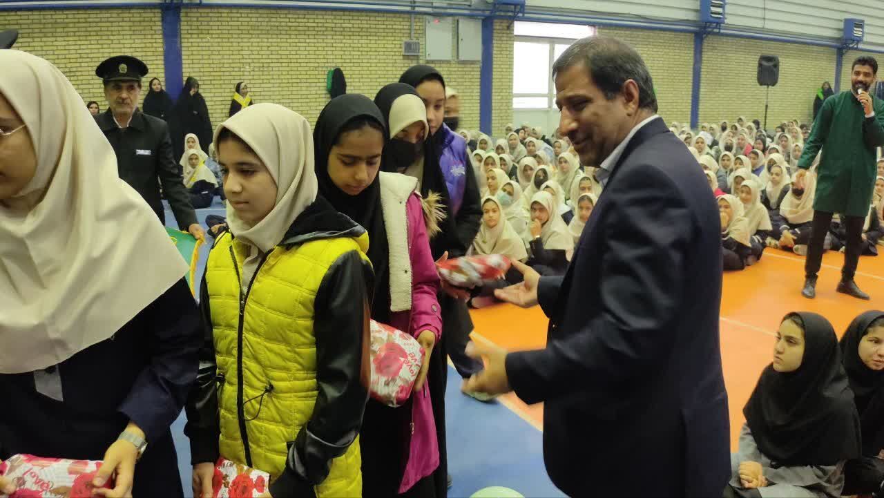 دختران دانشآموز حاشیه شهر مشهد مهمان سفره متبرک حضرت رضا(ع) شدند