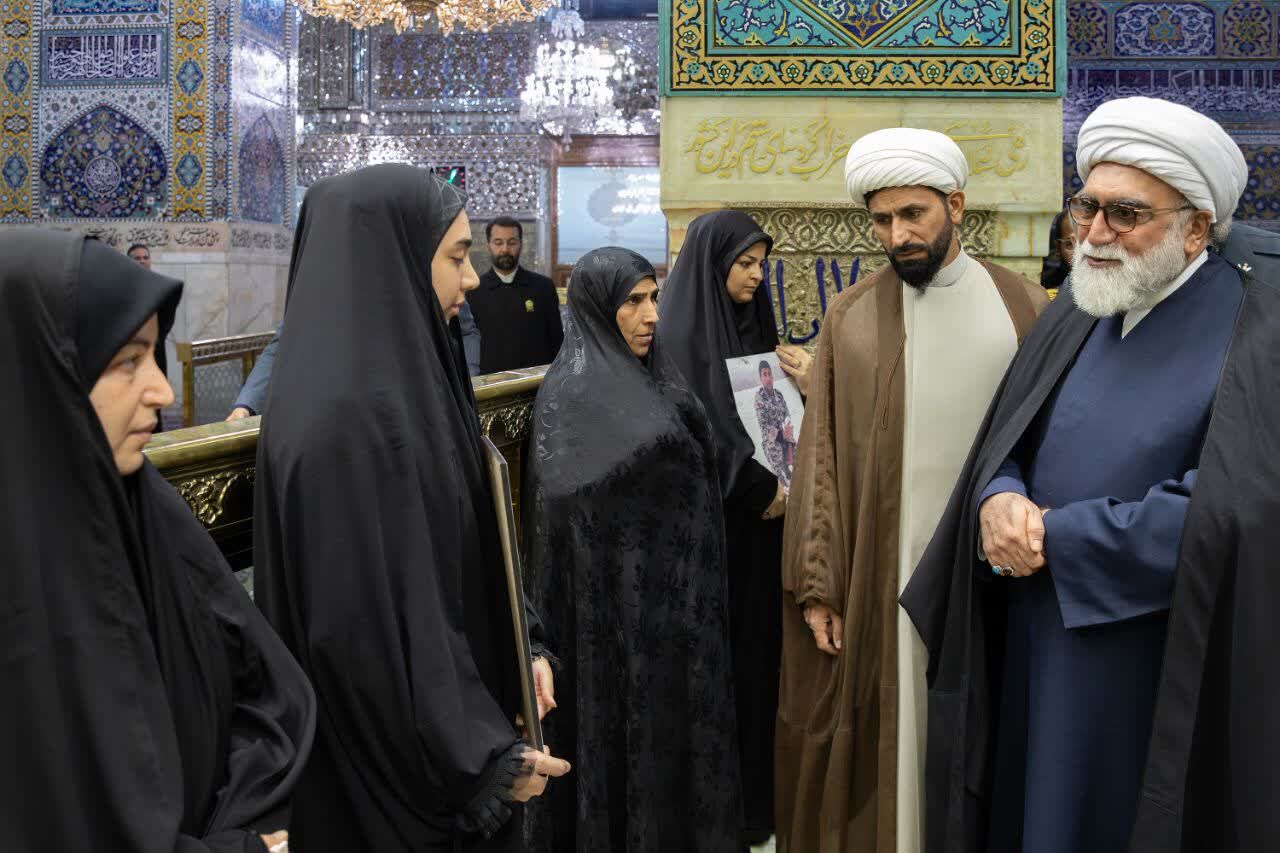 خانواده های شهدای قدس پدافند، میهمانان ویژه حرم مطهر رضوی