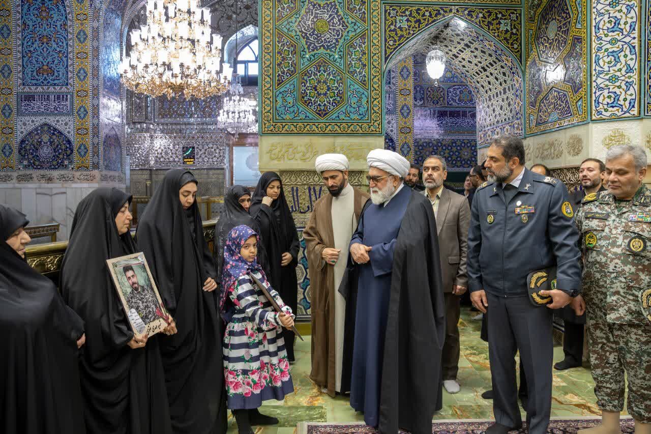 خانواده های شهدای قدس پدافند، میهمانان ویژه حرم مطهر رضوی