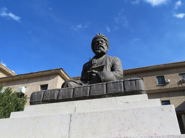 تندیس فردوسی در دانشگاه تهران مرمت و احیا شد