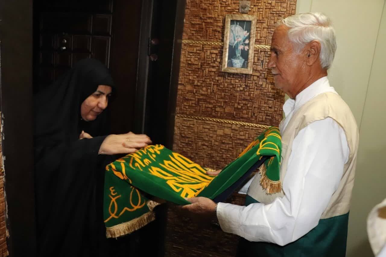 همنشینی خادمیاران رضوی با خانواده شهیده کرباسی؛ بازتاب نور ایمان و مقاومت