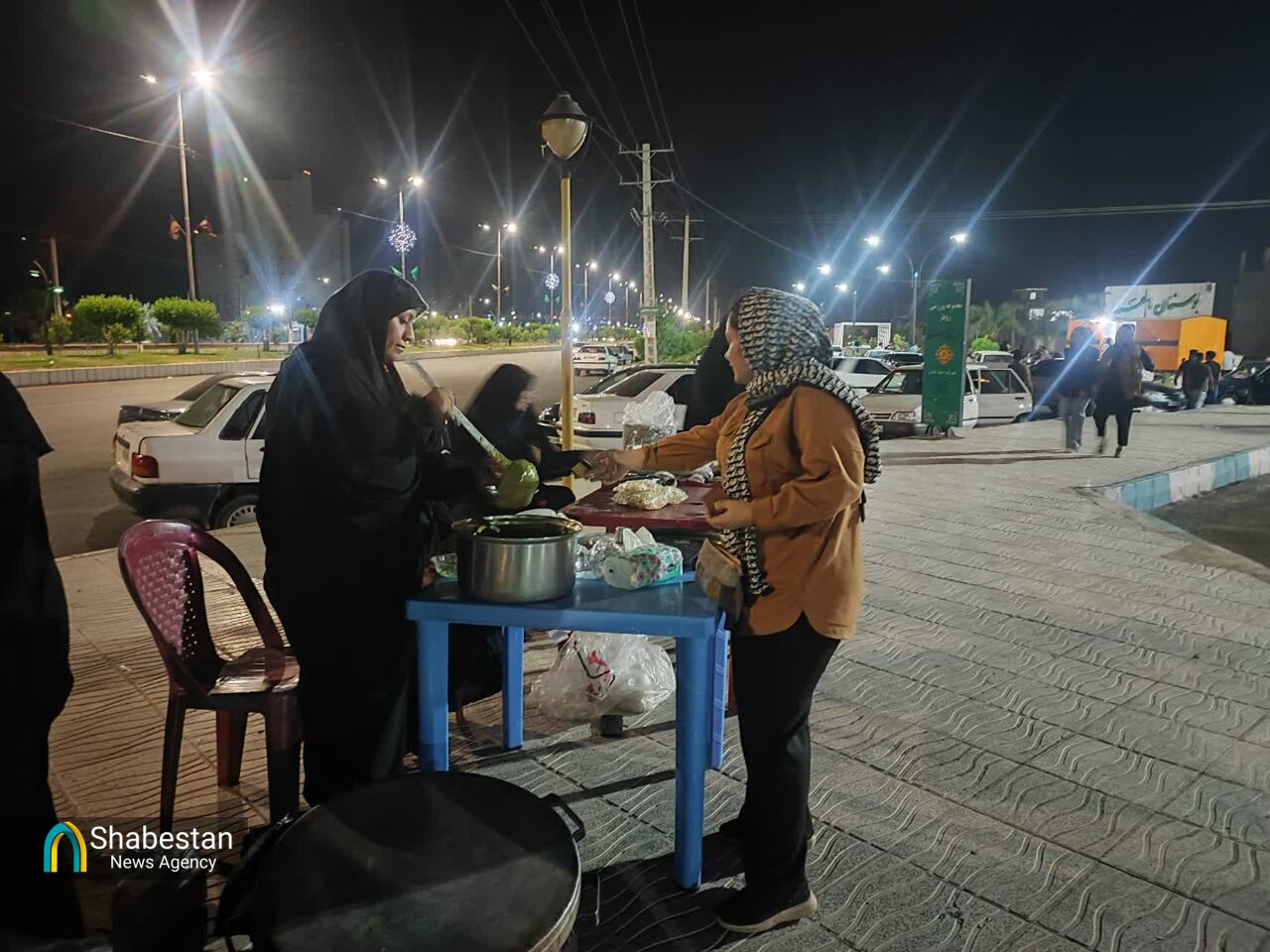 خاله مهری چادر همت را برای کمک به مردم لبنان به کمر بست