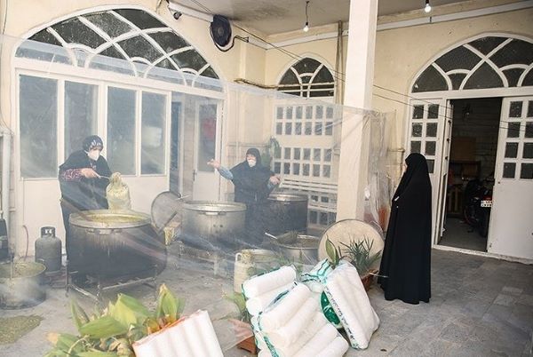 بچههای این مسجد برای مردم غزه و لبنان آشپزی و آشفروشی میکنند