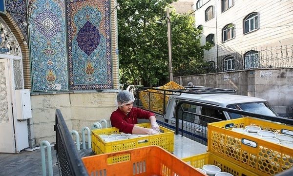 بچههای این مسجد برای مردم غزه و لبنان آشپزی و آشفروشی میکنند