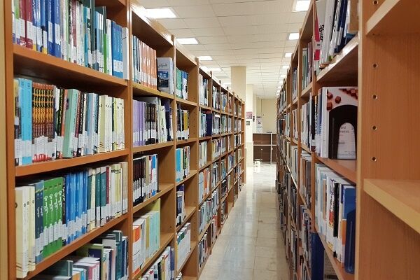پیر و جوان این روستا اهل کتاب و کتابخوانیاند