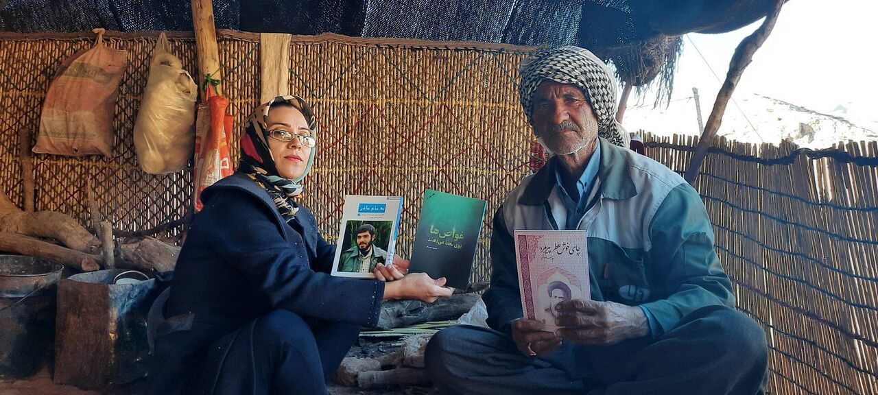 پیر و جوان این روستا اهل کتاب و کتابخوانیاند