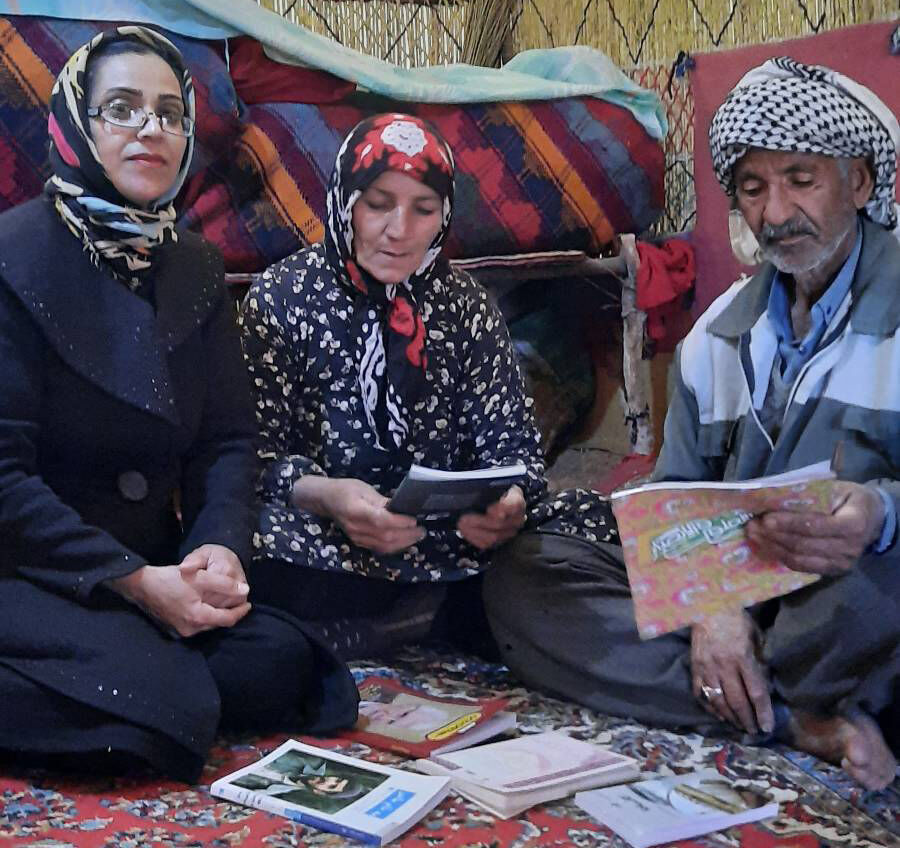 پیر و جوان این روستا اهل کتاب و کتابخوانیاند