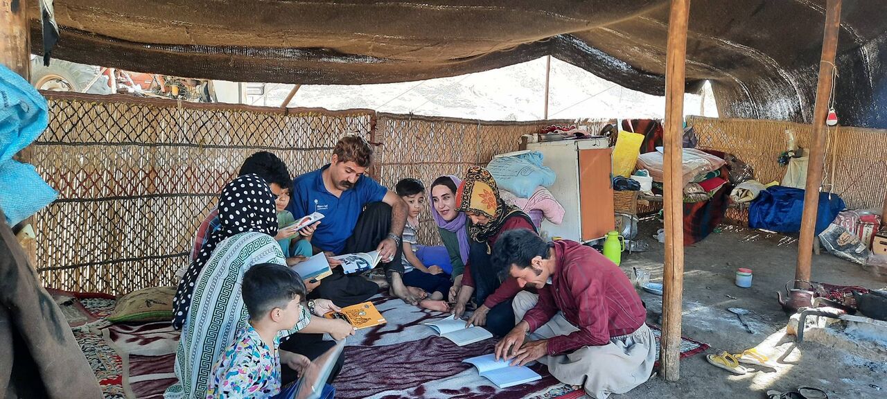 پیر و جوان این روستا اهل کتاب و کتابخوانیاند