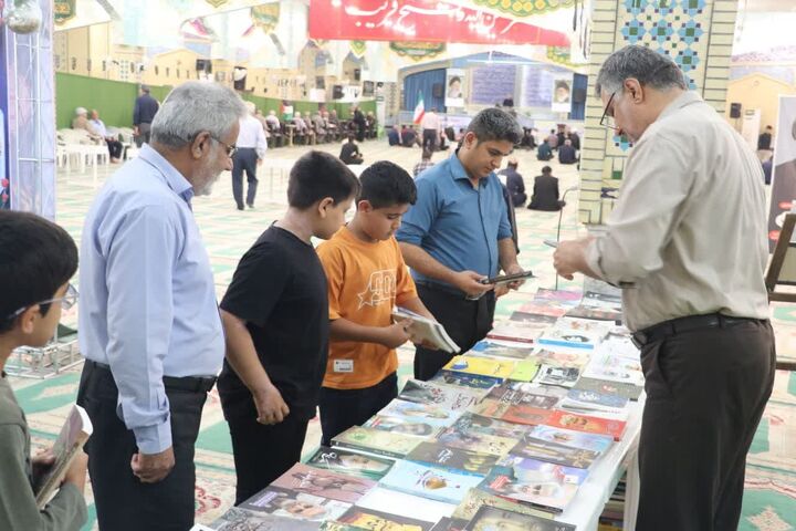 «سنگر کتاب» ابتکاری متفاوت؛ کتابخانه‌ای میان صفوف نماز