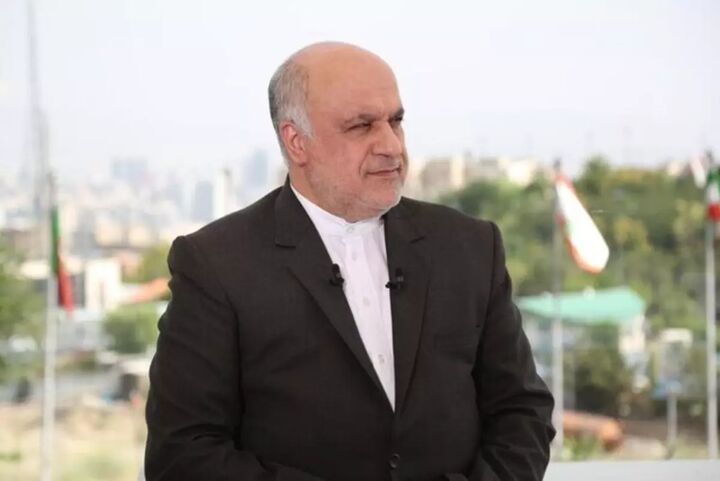 آقای دیپلمات در وسط میدان