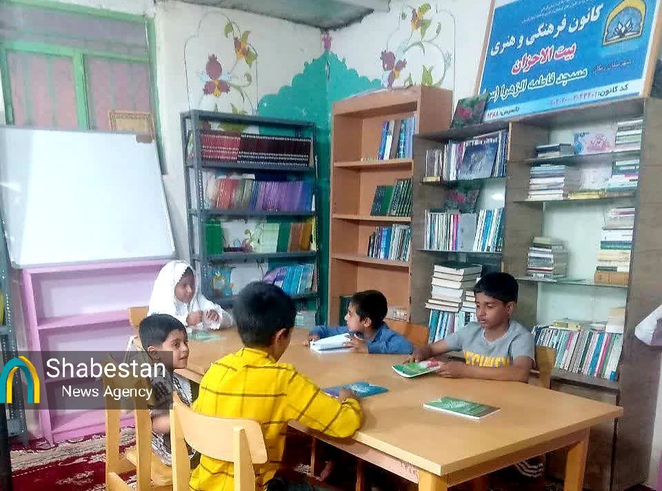 کتابخانه کانونی در اختیار کنکوریها؛ اشتیاق بچههای مسجد به انس با کتاب در ریگان