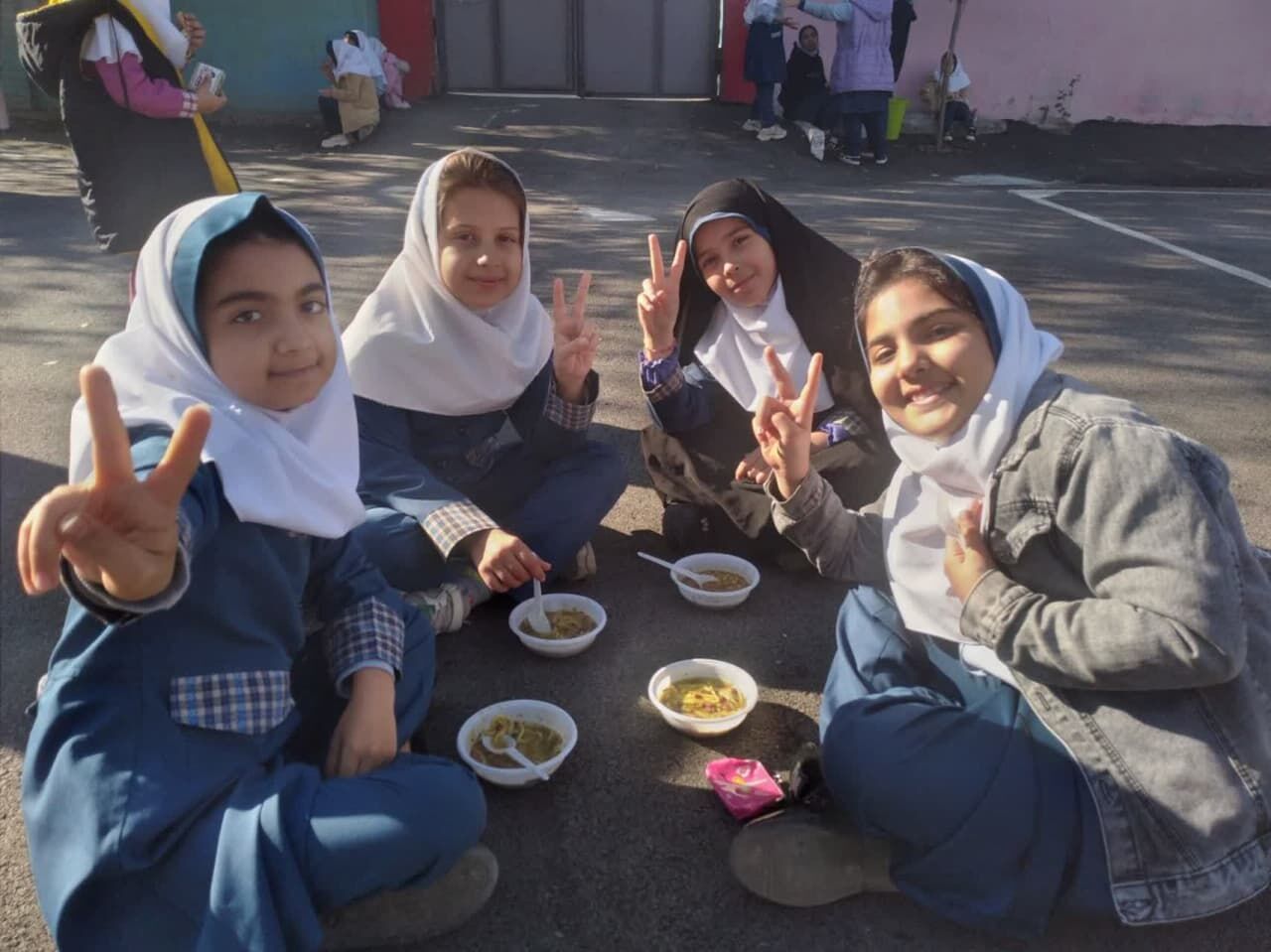 کمک به جبهههای مقاومت با برپایی بازارچه در مدارس