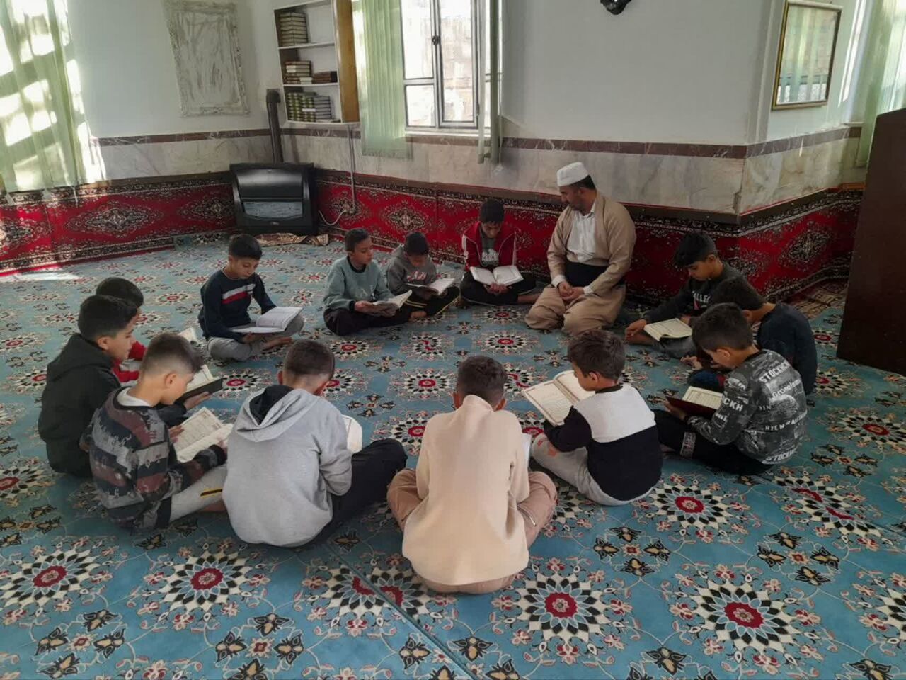 کودکان روستای «گور بابا علی» زیر سقف مسجد قرآن میآموزند