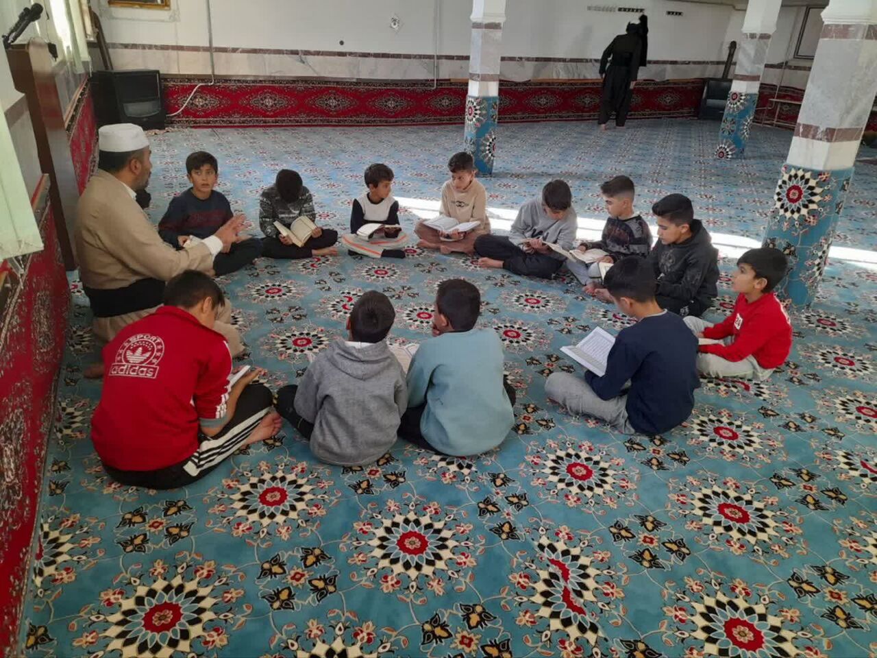 کودکان روستای «گور بابا علی» زیر سقف مسجد قرآن میآموزند
